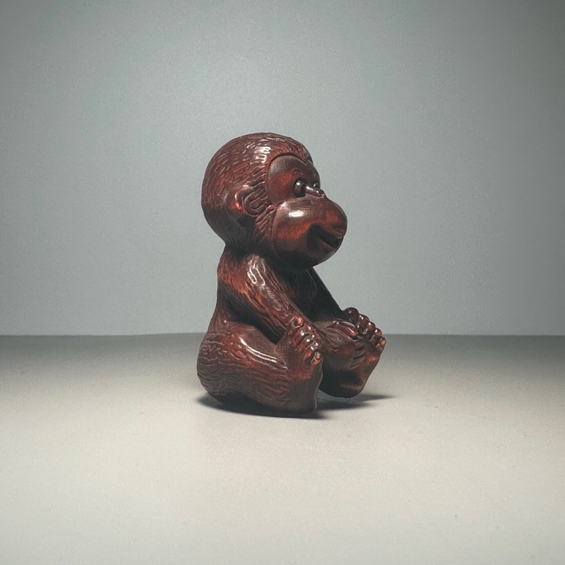 Phone Accessories Market - Statuetta di scimmia intagliata in legno